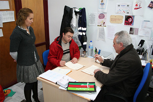 El Ayuntamiento firma un convenio con ANIMAY para que use el vehículo adaptado para personas discapacitadas - 2, Foto 2