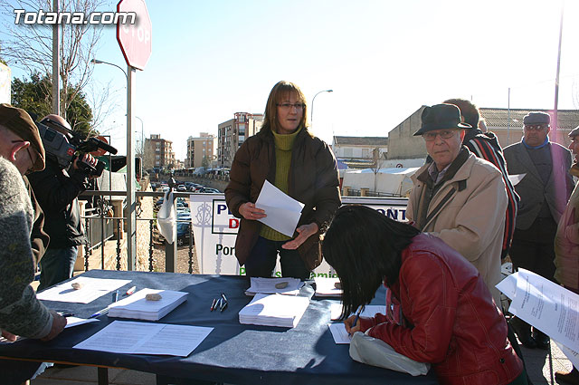 El alcalde y autoridades municipales acuden al punto de firmas instalado en el mercadillo por la plataforma en contra del trazado del AVE a su paso por Totana - 1
