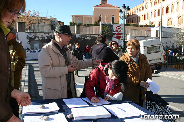 El alcalde y autoridades municipales acuden al punto de firmas instalado en el mercadillo por la plataforma en contra del trazado del AVE a su paso por Totana - 2