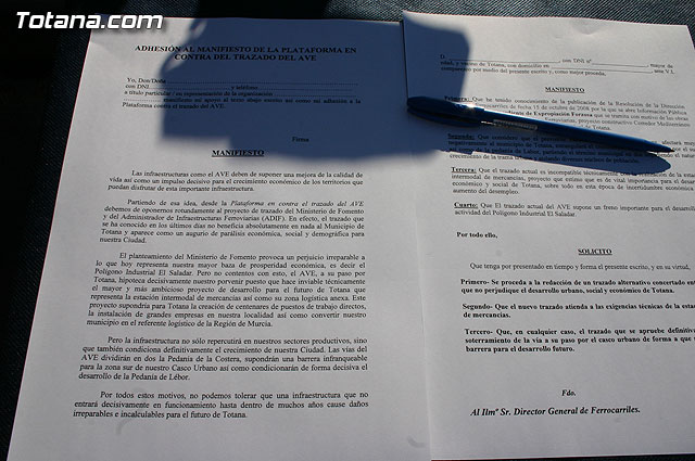 El alcalde y autoridades municipales acuden al punto de firmas instalado en el mercadillo por la plataforma en contra del trazado del AVE a su paso por Totana - 10