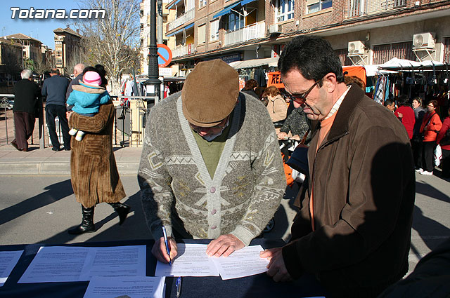 El alcalde y autoridades municipales acuden al punto de firmas instalado en el mercadillo por la plataforma en contra del trazado del AVE a su paso por Totana - 3