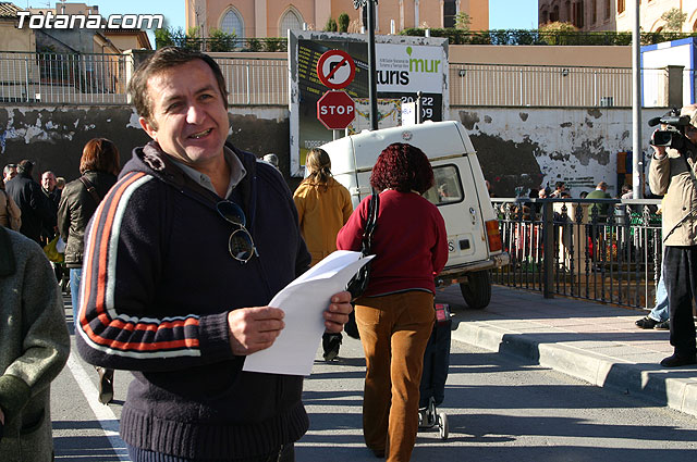 El alcalde y autoridades municipales acuden al punto de firmas instalado en el mercadillo por la plataforma en contra del trazado del AVE a su paso por Totana - 4