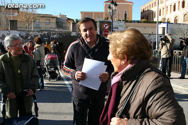 El alcalde y autoridades municipales acuden al punto de firmas instalado en el mercadillo por la plataforma en contra del trazado del AVE a su paso por Totana - 5