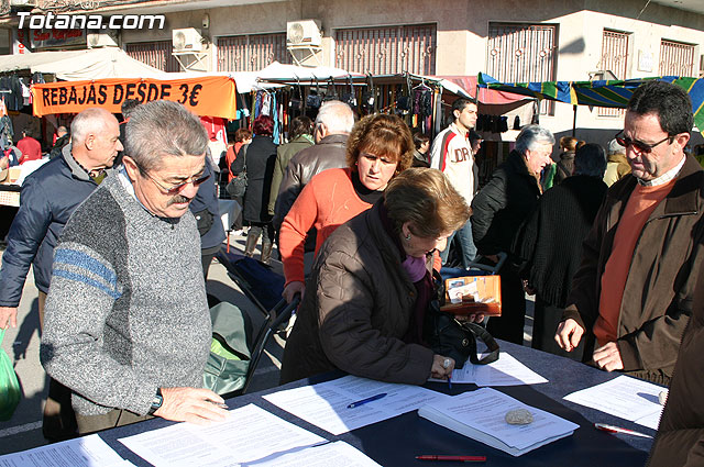 El alcalde y autoridades municipales acuden al punto de firmas instalado en el mercadillo por la plataforma en contra del trazado del AVE a su paso por Totana - 6