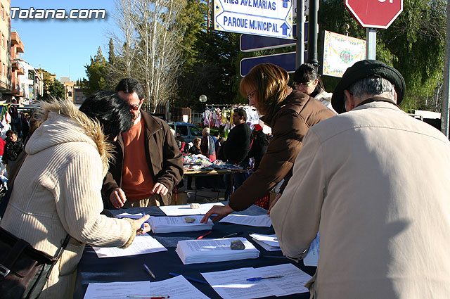 El alcalde y autoridades municipales acuden al punto de firmas instalado en el mercadillo por la plataforma en contra del trazado del AVE a su paso por Totana - 8