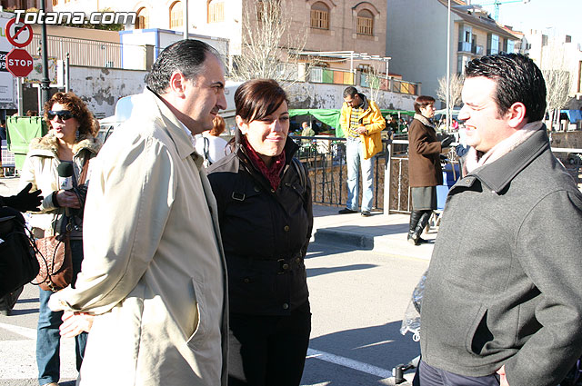 El alcalde y autoridades municipales acuden al punto de firmas instalado en el mercadillo por la plataforma en contra del trazado del AVE a su paso por Totana - 11