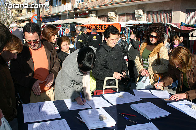 El alcalde y autoridades municipales acuden al punto de firmas instalado en el mercadillo por la plataforma en contra del trazado del AVE a su paso por Totana - 12