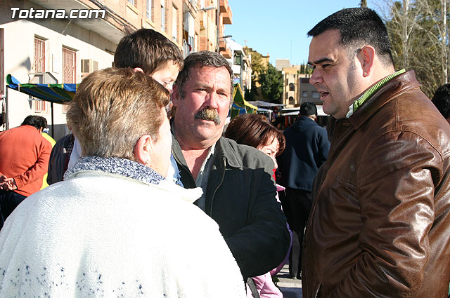 El alcalde y autoridades municipales acuden al punto de firmas instalado en el mercadillo por la plataforma en contra del trazado del AVE a su paso por Totana - 13