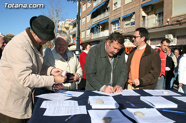 El alcalde y autoridades municipales acuden al punto de firmas instalado en el mercadillo por la plataforma en contra del trazado del AVE a su paso por Totana - 15