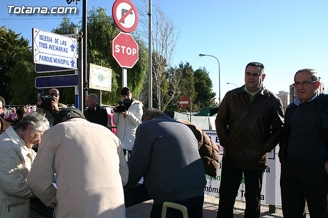 El alcalde y autoridades municipales acuden al punto de firmas instalado en el mercadillo por la plataforma en contra del trazado del AVE a su paso por Totana - 16
