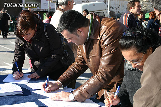 El alcalde y autoridades municipales acuden al punto de firmas instalado en el mercadillo por la plataforma en contra del trazado del AVE a su paso por Totana - 20