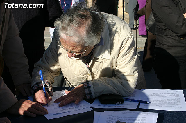 El alcalde y autoridades municipales acuden al punto de firmas instalado en el mercadillo por la plataforma en contra del trazado del AVE a su paso por Totana - 17