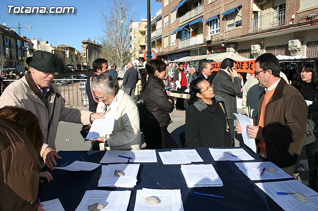 El alcalde y autoridades municipales acuden al punto de firmas instalado en el mercadillo por la plataforma en contra del trazado del AVE a su paso por Totana - 18