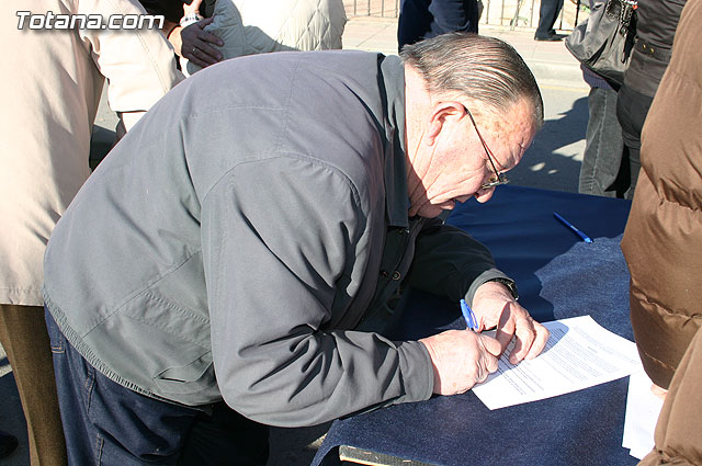 El alcalde y autoridades municipales acuden al punto de firmas instalado en el mercadillo por la plataforma en contra del trazado del AVE a su paso por Totana - 19