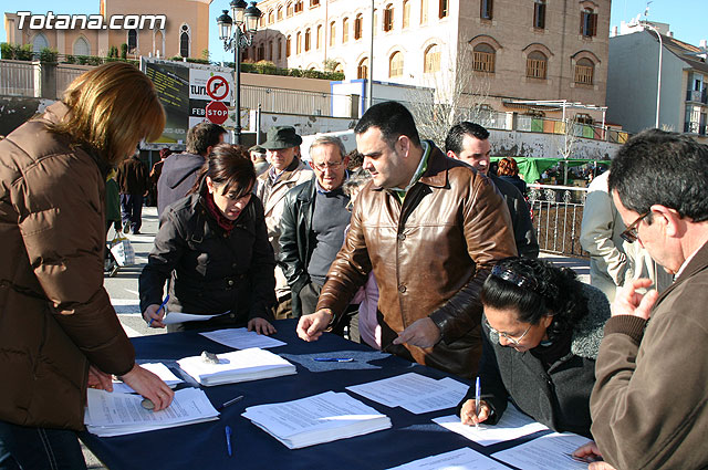 El alcalde y autoridades municipales acuden al punto de firmas instalado en el mercadillo por la plataforma en contra del trazado del AVE a su paso por Totana - 21