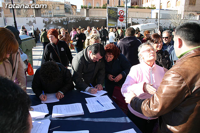 El alcalde y autoridades municipales acuden al punto de firmas instalado en el mercadillo por la plataforma en contra del trazado del AVE a su paso por Totana - 22