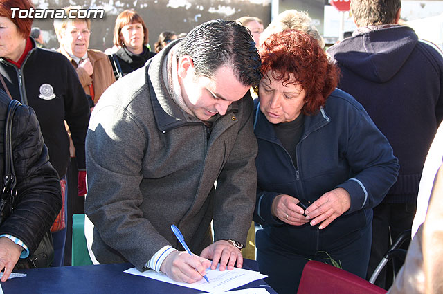El alcalde y autoridades municipales acuden al punto de firmas instalado en el mercadillo por la plataforma en contra del trazado del AVE a su paso por Totana - 23