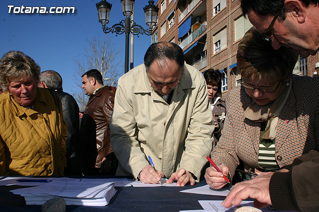 El alcalde y autoridades municipales acuden al punto de firmas instalado en el mercadillo por la plataforma en contra del trazado del AVE a su paso por Totana - 24