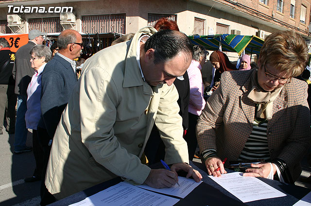 El alcalde y autoridades municipales acuden al punto de firmas instalado en el mercadillo por la plataforma en contra del trazado del AVE a su paso por Totana - 25