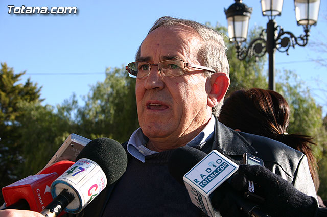 El alcalde y autoridades municipales acuden al punto de firmas instalado en el mercadillo por la plataforma en contra del trazado del AVE a su paso por Totana - 26