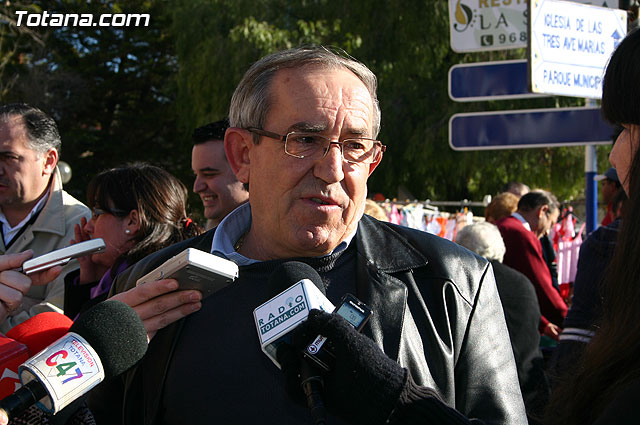 El alcalde y autoridades municipales acuden al punto de firmas instalado en el mercadillo por la plataforma en contra del trazado del AVE a su paso por Totana - 27