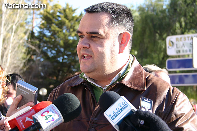 El alcalde y autoridades municipales acuden al punto de firmas instalado en el mercadillo por la plataforma en contra del trazado del AVE a su paso por Totana - 29