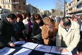 El alcalde y autoridades municipales acuden al punto de firmas instalado en el mercadillo por la plataforma en contra del trazado del AVE a su paso por Totana