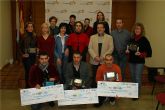 La entrega de premios del ‘Concurso de Escaparatismo’ convocado por la Asociacin de Empresarios de Santomera pone punto final a la campaña de concursos y sorteos navideños de la AES