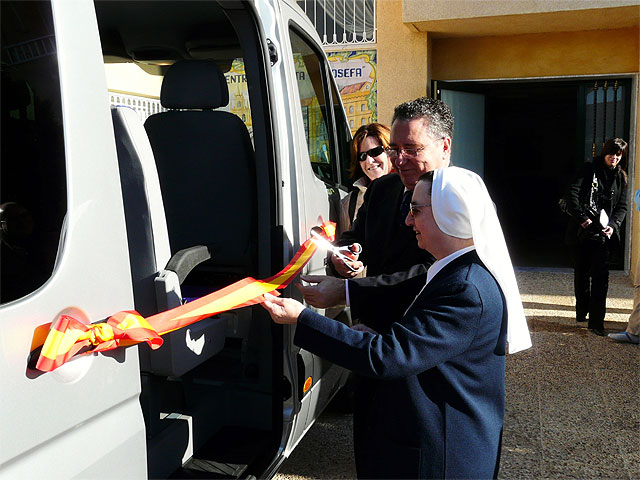 Presentado el nuevo vehículo adaptado para el transporte de residentes de la Residencia Ntra. Sra. de Fátima de Molina de Segura - 1, Foto 1