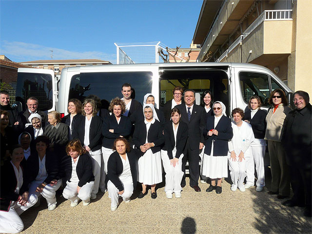 Presentado el nuevo vehículo adaptado para el transporte de residentes de la Residencia Ntra. Sra. de Fátima de Molina de Segura - 2, Foto 2