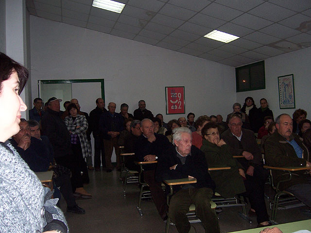 Más de 70 vecinos del barrio Olímpico se reúnen con los miembros de la plataforma, Foto 1