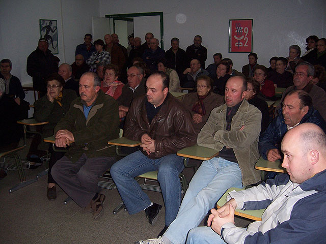 Más de 70 vecinos del barrio Olímpico se reúnen con los miembros de la plataforma, Foto 2
