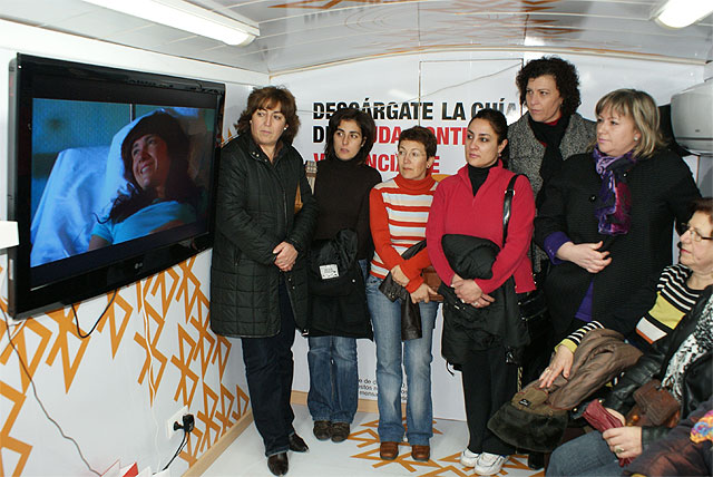 El bus informativo contra la violencia de género visita Puerto Lumbreras - 1, Foto 1