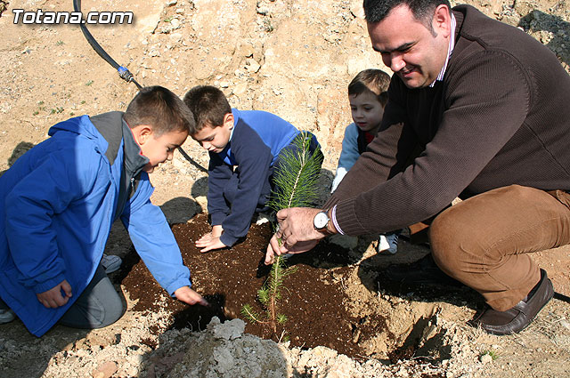 Los alumnos de las Escuelas Municipales Deportivas forestan la Ciudad Deportiva “Sierra Espuña”, Foto 1