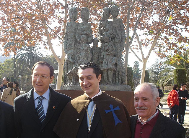 Los vecinos de San Antón entregan al Alcalde el título de ‘Vecino Adoptivo’ por su decisivo apoyo al progreso y desarrollo del barrio - 1, Foto 1