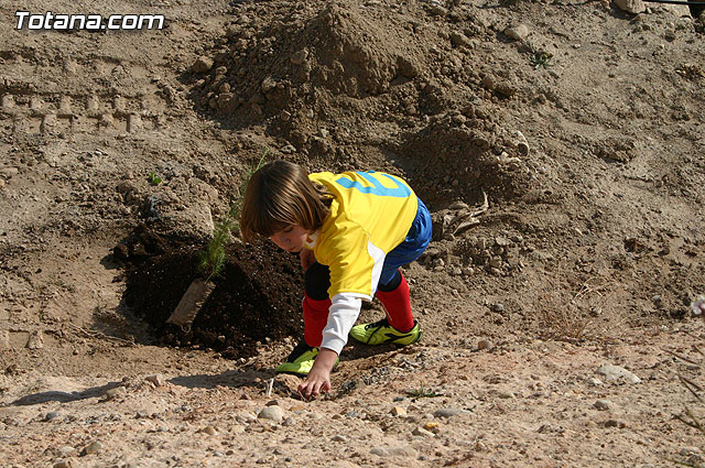 Los alumnos de las Escuelas Municipales Deportivas forestan la Ciudad Deportiva “Sierra Espuña” - 7