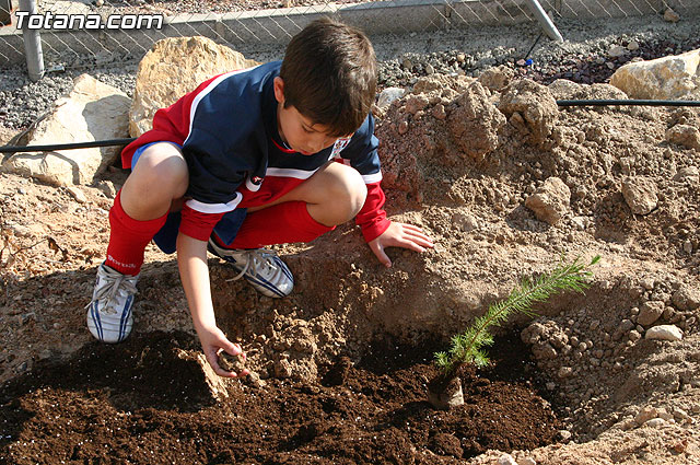 Los alumnos de las Escuelas Municipales Deportivas forestan la Ciudad Deportiva “Sierra Espuña” - 12