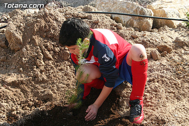 Los alumnos de las Escuelas Municipales Deportivas forestan la Ciudad Deportiva “Sierra Espuña” - 13