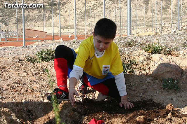 Los alumnos de las Escuelas Municipales Deportivas forestan la Ciudad Deportiva “Sierra Espuña” - 15