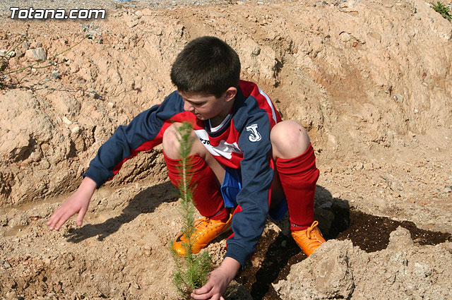 Los alumnos de las Escuelas Municipales Deportivas forestan la Ciudad Deportiva “Sierra Espuña” - 16