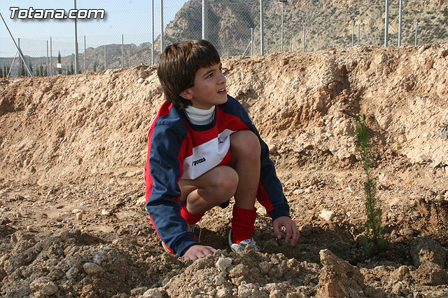Los alumnos de las Escuelas Municipales Deportivas forestan la Ciudad Deportiva “Sierra Espuña” - 17