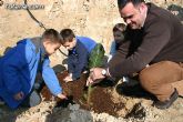 Los alumnos de las Escuelas Municipales Deportivas forestan la Ciudad Deportiva “Sierra Espuña”
