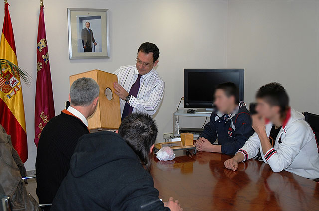 Bascuñana recibe un regalo de los jóvenes de Las Moreras - 1, Foto 1