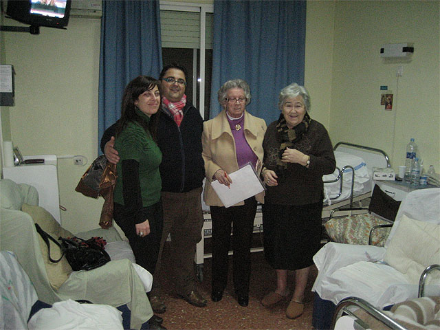 City officials visit a Totana twenty patients admitted to the hospital "Virgen del Alczar" Lorca, Foto 2