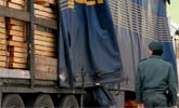 La Guardia Civil inmoviliza un transporte de 25.000 kilos de madera de pino portuguesa
