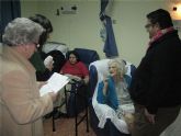 Autoridades municipales visitan a una veintena de enfermos de Totana ingresados en el hospital 'Virgen del Alczar' de Lorca