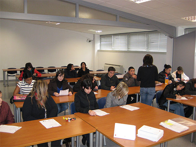 More than thirty people attended the screening test for the course "Attention and care for dependents", Foto 2