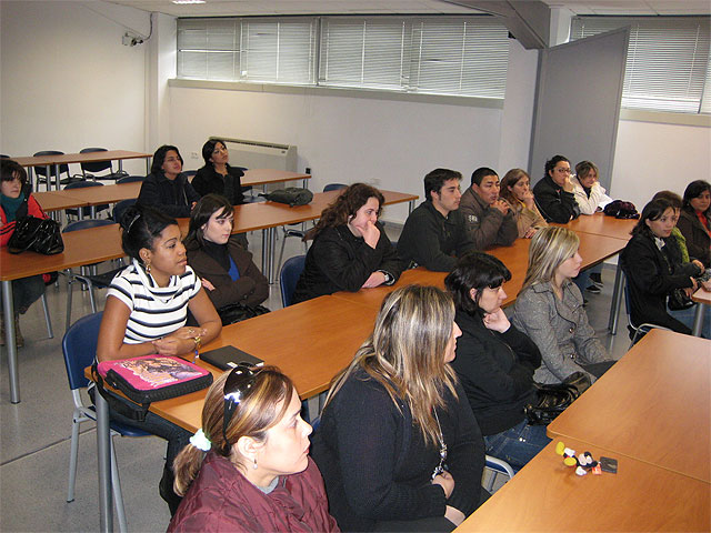 More than thirty people attended the screening test for the course "Attention and care for dependents", Foto 3