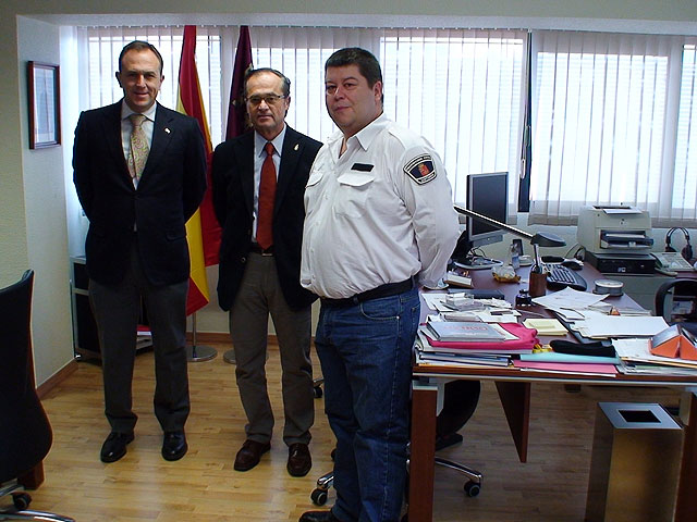 El alcalde de Santomera, José María Sánchez, se ha desplazado hasta Murcia para tratar la financiación de Protección Civil y fijar unos plazos para la ampliación horaria del Terminal de Mando y Control –TMC 112- - 1, Foto 1