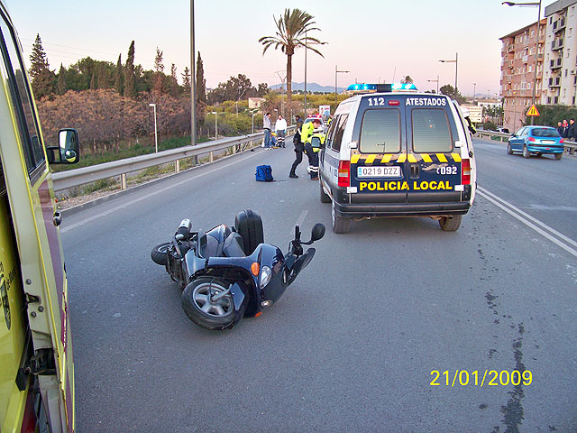 Agentes de la Policia Local de Alcantarilla intervienen en un accidente de circulación en la Avda. Príncipe de esta localidad - 1, Foto 1